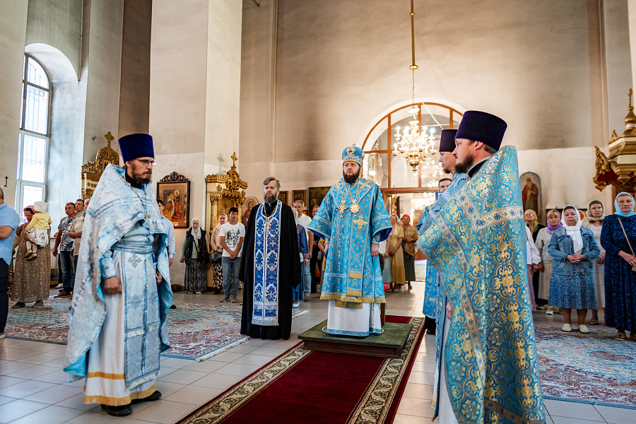 Божественная литургия в Троицком храме села Ваулово м.о. Чехов в день празднования Боголюбской иконы Божией Матери
